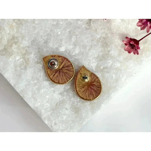 Vintage Gold Toned & Wine Red Enamel Teardrop / Flame Shaped Stud Earrings - Picture 4 of 5